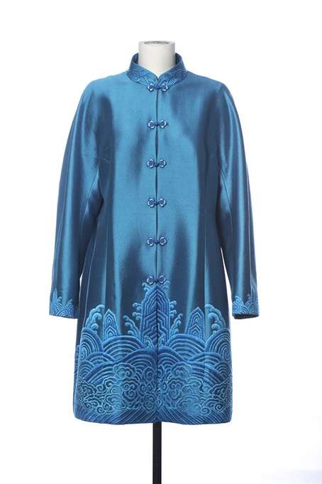 女配偶为开襟、连肩袖外套，内搭立领旗袍裙。