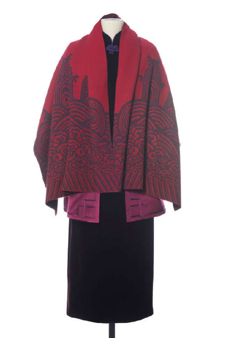 另外，所有服装都采用了中式风格的外包装。如服装防尘外包装采用丝绵混纺面料、刺绣2014年APEC会议标识、饰手工一字襻盘扣；配饰外包装采用祥云图案的中国宣纸。