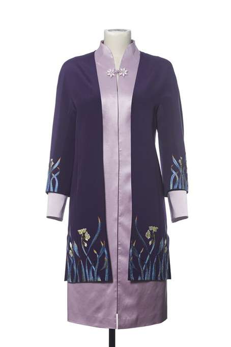 此次APEC领导人服装采用“海水江崖纹”的设计，赋予了APEC21个经济体山水相依，守望相护的寓意。  面料方面，中国三大锦之一的宋锦是领导人服装的主要面料。  这次会议为与会领导人及配偶提供了多种款式和颜色供自由选择。其中，男领导人一款四式五种颜色，女领导人一款两色，女配偶外套及内搭各四款四色。此外，考虑到北京的天气情况，还统一制作了男款围巾、女款披肩，在室外活动时备用。