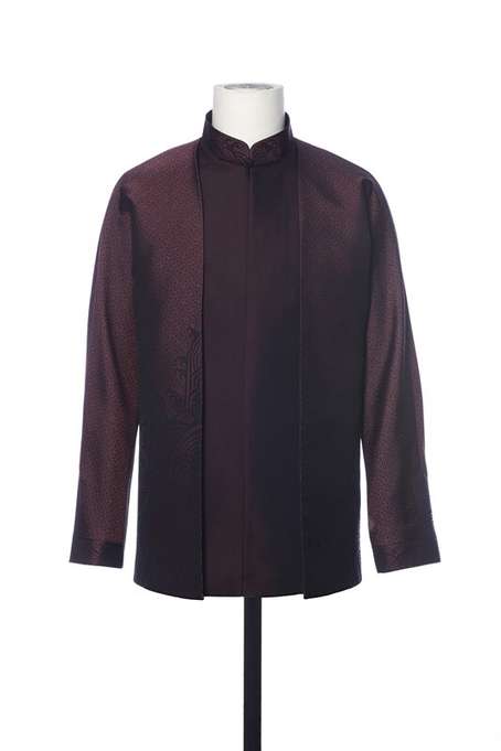 女领导人服装为立领、对襟、连肩袖，双宫缎面料、饰海水江崖纹外套。