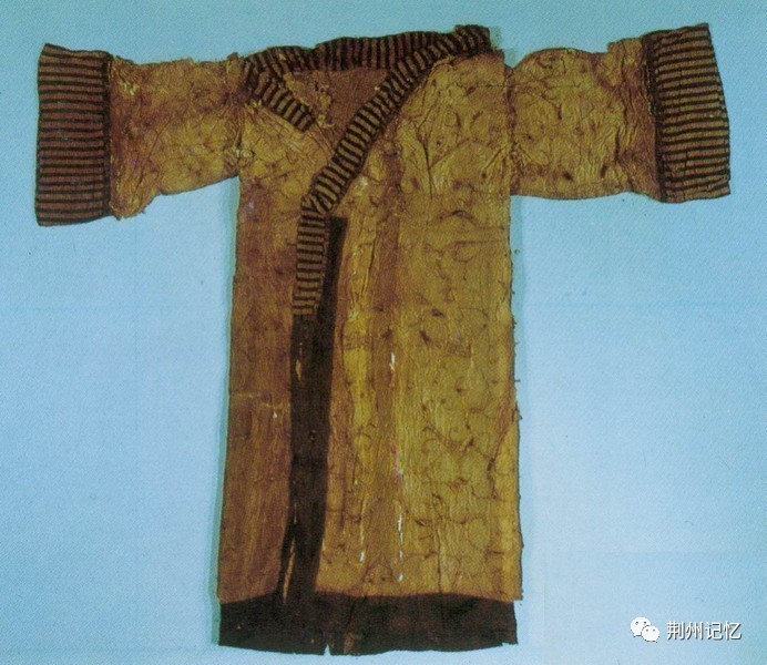 绵袍和一件绣有蟠龙凤纹的浅黄绢面衾被,便是包扎着死者的衣衾包裹